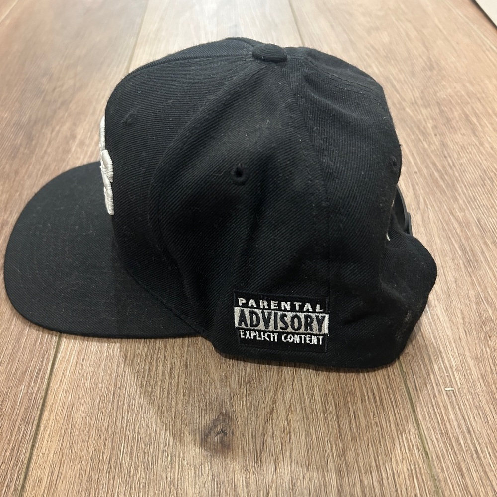 Black embroidered 90's SnapBack - Picture 2 of 4